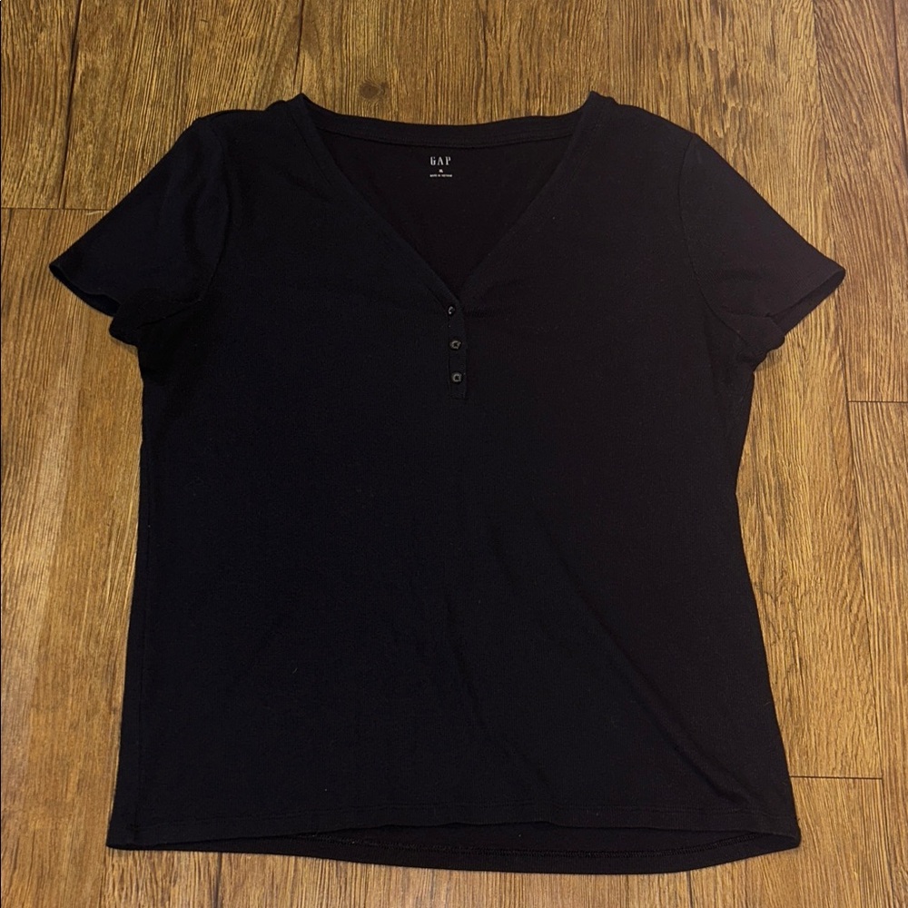 GAP Women's Black Ribbed Buttoned V-Neck Tee